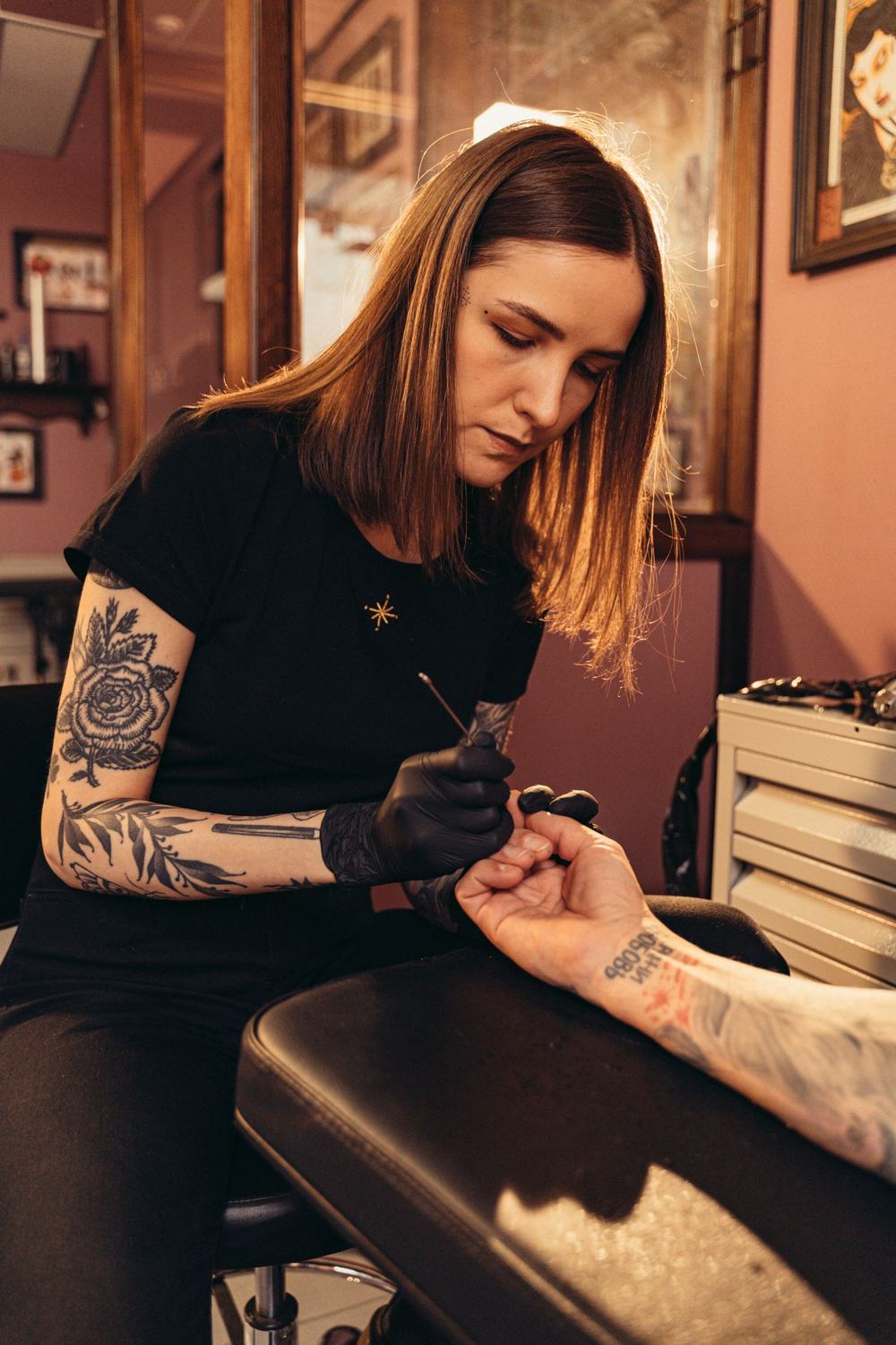 Tatuadora focada no desenho