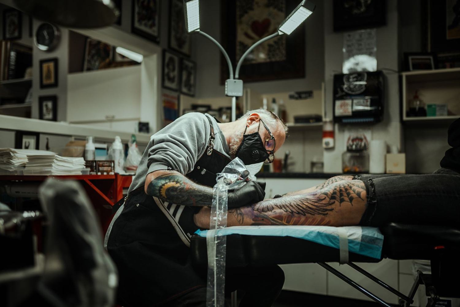 Tatuador concentrado em estúdio